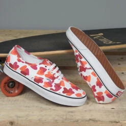 Vans Authentic Sneaker (Valentines Heart) True White/Fuchsia Damen 13 Vans Authentic Sneaker (Valentines Heart) True White/Fuchsia Damen -Ski Equipment Sale vans authentic valentines heart VA348A40Q1 05 gross